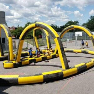 Piste de course gonflable avec 4 camions téléguidés